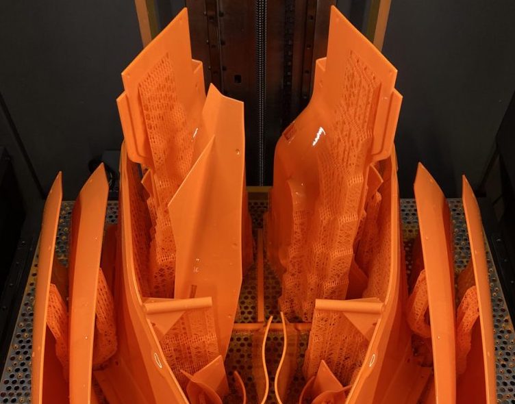 「Neo-800」で3Dプリントされたエアロパーツ一式。　出展：Stratasys社